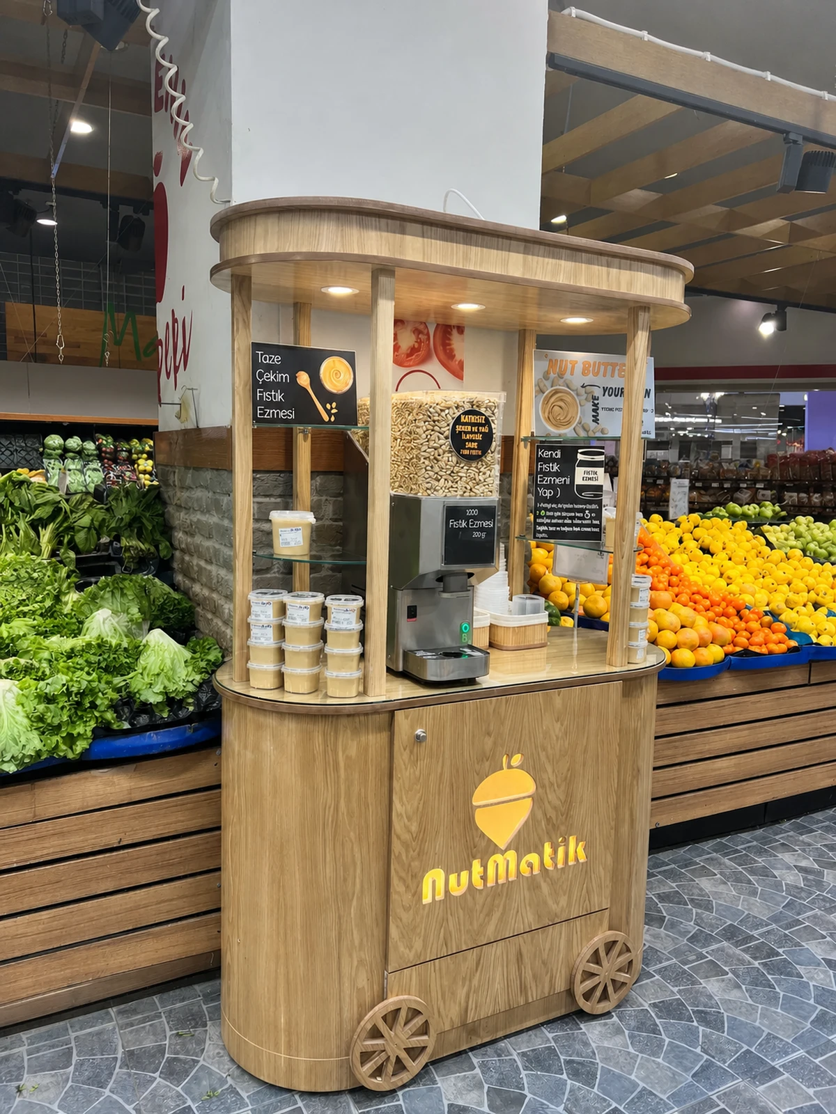 NutMatik entegre depolama gövdeli ahşap standının gerçek market kurulumu
