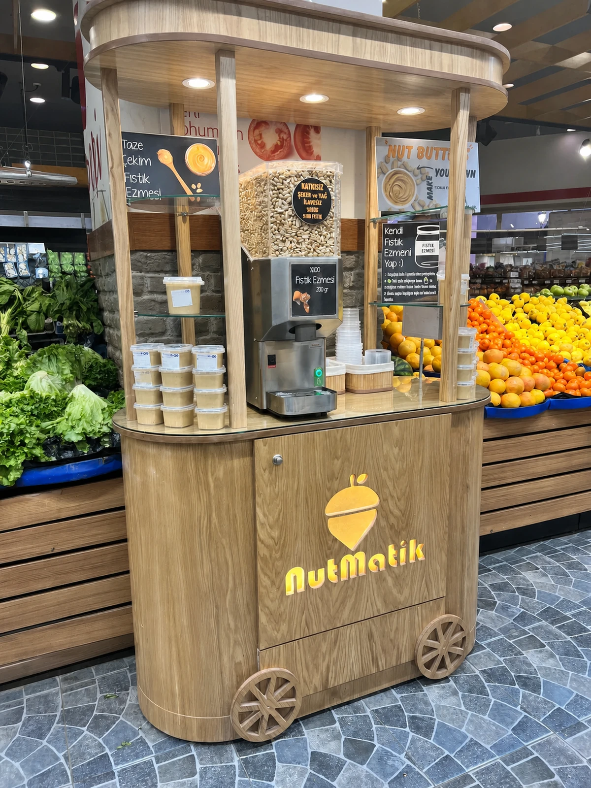 NutMatik standı, makine ve ambalaj alanının yakın görünümü